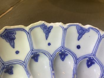 Un plat moul&eacute; en forme de lotus en porcelaine de Chine en bleu et blanc, marque et &eacute;poque de Kangxi